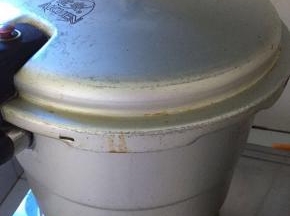 先将脱皮绿豆用水浸泡6小时以上，中途换几次水（忘记拍照了）然后放进高压锅中压30分钟，绿豆放盆里隔水压