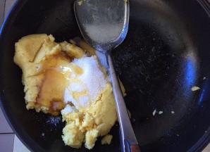 放入白砂糖和麦芽糖，继续小火翻炒，炒至成团就可以了