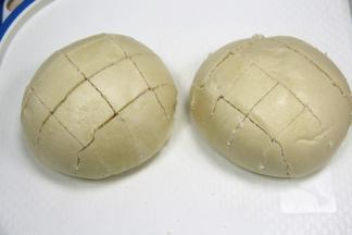 准备馒头，将馒头横切几刀，竖切几刀，切记不可把馒头切断就可以了；