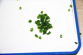 切葱花，培根碎备用；