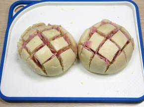 把培根碎，马苏里拉碎塞进馒头缝隙里；
