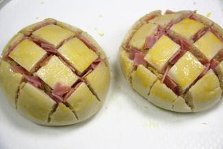 在馒头上面刷一层蛋液，多刷点儿颜色好，