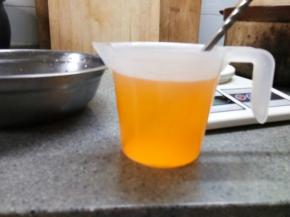 准备好橙汁，自己鲜榨的或者买的都可以