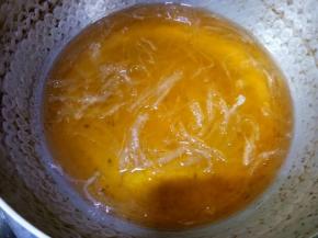 橙汁和琼脂放入奶锅里，小火加热，直到琼脂完全融化。不必煮开，琼脂融化即可。觉得不够甜的，这一步可以加入适量白糖。