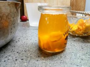 橙汁琼脂混合液稍微凉一下倒入布丁瓶