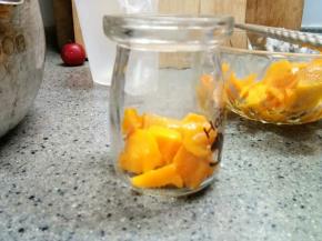 把芒果切块放入布丁瓶子，我没有果冻模具就用了布丁瓶。