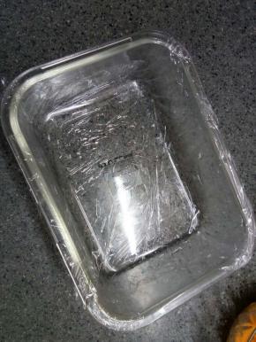 还可以用诸如保鲜盒之类的容器。里面铺好保鲜膜，这样等做好后容易取出。