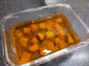 倒入混合液。凉一下，连同布丁瓶放入冰箱冷藏。琼脂室温即可凝固，但是冷藏一下口感更佳。