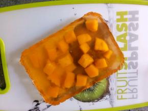 拉住保鲜膜移到菜板上，抽走保鲜膜