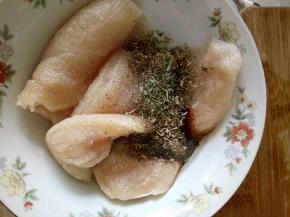 把所有调料、香料放入分好的鸡肉里