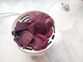 紫薯洗净切成薄片，放在煮蛋器（或蒸笼）中蒸熟。