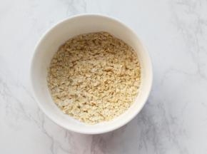 麦片中加入开水先泡开。