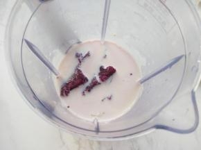 将蒸熟的紫薯，泡开的麦片，蜂蜜，温热地牛奶，一起加入料理机，开启搅拌功能，30秒后就能享用到美味的紫薯燕麦牛奶粥。