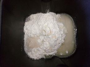 趁空做饼皮，把所有材料放入面包桶