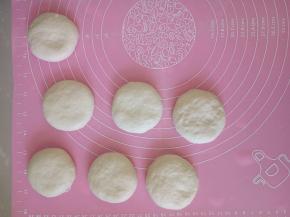 拿出来分割成大概50克一个，揉圆按扁，再静置10分钟