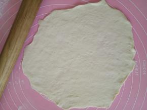 擀成大概8寸左右的薄片