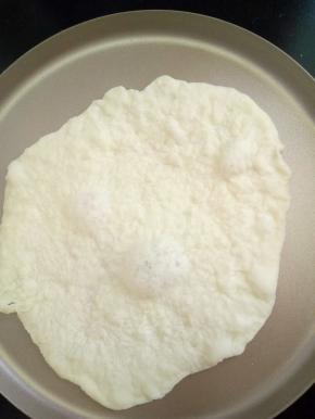 平底锅预热，放入饼皮烙到鼓泡