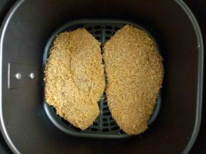 鸡肉粘面粉抖下，再粘鸡蛋液，再粘面包糠，放入空气炸锅