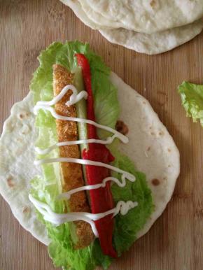 鸡肉黄瓜切条，码到饼皮上，挤上沙拉酱卷起