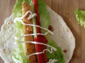 鸡肉黄瓜切条，码到饼皮上，挤上沙拉酱卷起