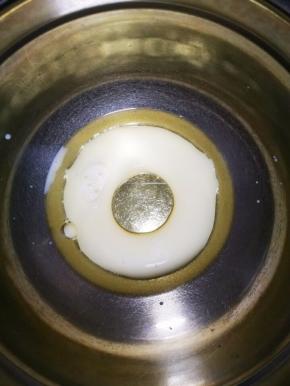 将玉米油和牛奶倒在一个干净无水的盆里。