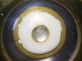 将玉米油和牛奶倒在一个干净无水的盆里。