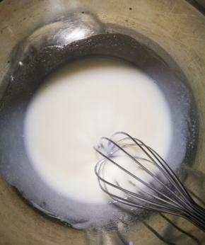 用蛋抽将牛奶玉米油搅拌混合均匀。