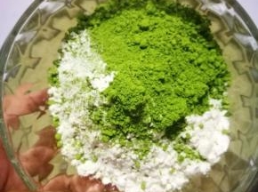 筛入低筋面粉和抹茶粉。