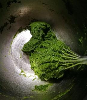 用硅胶刮刀翻拌到无干粉状态。