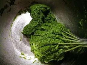 用硅胶刮刀翻拌到无干粉状态。