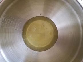 蛋清中加入几滴柠檬汁。没有可不放。