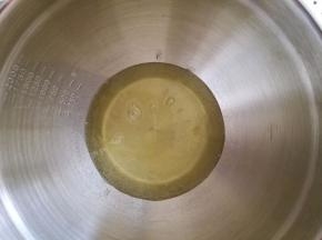蛋清中加入几滴柠檬汁。没有可不放。