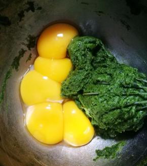 然后我们进行分蛋，蛋黄全加入抹茶粉糊中，蛋清装另外一个干净无水的打蛋盆，放冰箱备用。