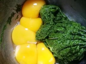 然后我们进行分蛋，蛋黄全加入抹茶粉糊中，蛋清装另外一个干净无水的打蛋盆，放冰箱备用。