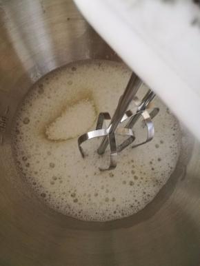 用电动打蛋器打发蛋白，白糖总共分三次加入，出现鱼眼泡时加入第一次的白糖，继续低速打发。