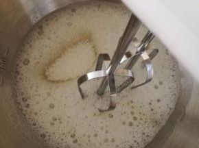 用电动打蛋器打发蛋白，白糖总共分三次加入，出现鱼眼泡时加入第一次的白糖，继续低速打发。