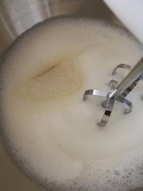 当蛋白变得细腻时加入第二次的白糖，继续低速打发。