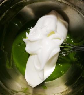 取三分之一蛋白到抹茶糊中，用手抽J字型混匀。