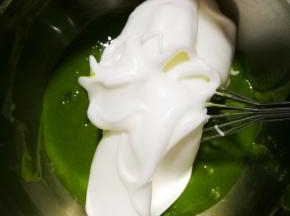 取三分之一蛋白到抹茶糊中，用手抽J字型混匀。