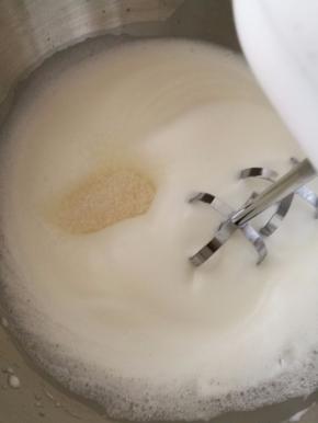 当蛋白出现明显纹路时加入第三次的白糖，继续低速打发。