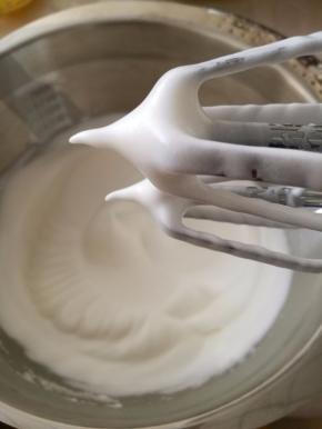 直到蛋白打发到提起打蛋器，变成个微弯的小尖角，纹路清晰不会消失就打发好了。