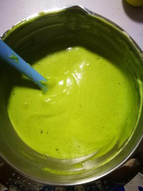 将抹茶糊全部倒入蛋白盆中，用硅胶刀翻拌混匀，翻拌手法是从下往上，轻柔且快速，知道混匀为止。