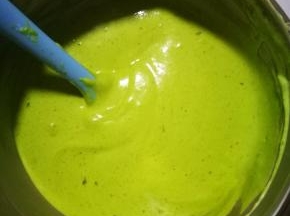 将抹茶糊全部倒入蛋白盆中，用硅胶刀翻拌混匀，翻拌手法是从下往上，轻柔且快速，知道混匀为止。