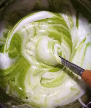 再取三分之一蛋白到抹茶糊中，用手抽J字形混匀。