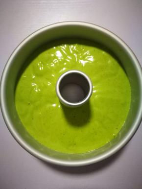 将面糊从15厘米的高度倒入中空模具中，轻震模具，震出大气泡。