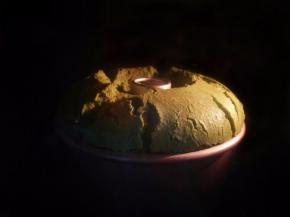 放入烤箱中下层，上火150度，下火140度，烤30分钟。然后上下都各降10度，再烤30分钟。