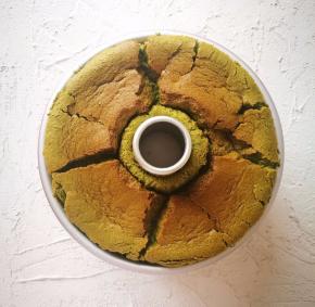 烤好后轻震模具，震出热气，立即将模具倒扣，完全晾凉后再脱模。