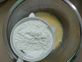 筛入低筋面粉，搅拌成无颗粒状蛋黄糊。