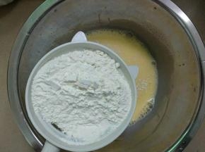 筛入低筋面粉，搅拌成无颗粒状蛋黄糊。