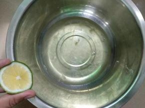 蛋白里滴入几滴柠檬汁。